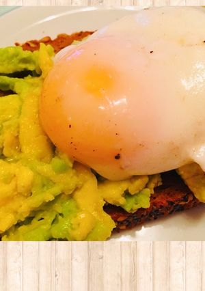 Foto principal de Tosta de puré de aguacate y huevo escalfado