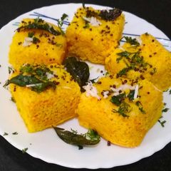 A picture of Microwave Dhokla.
