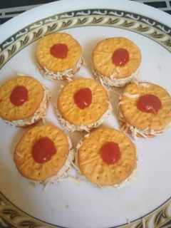 सेन्डविच चीज़ी पिज़्ज़ा बिस्कुट बाइट (Sandwich Cheesy Pizza Biscuit Bite Recipe in Hindi) रेसिपी मुख्य फोटो