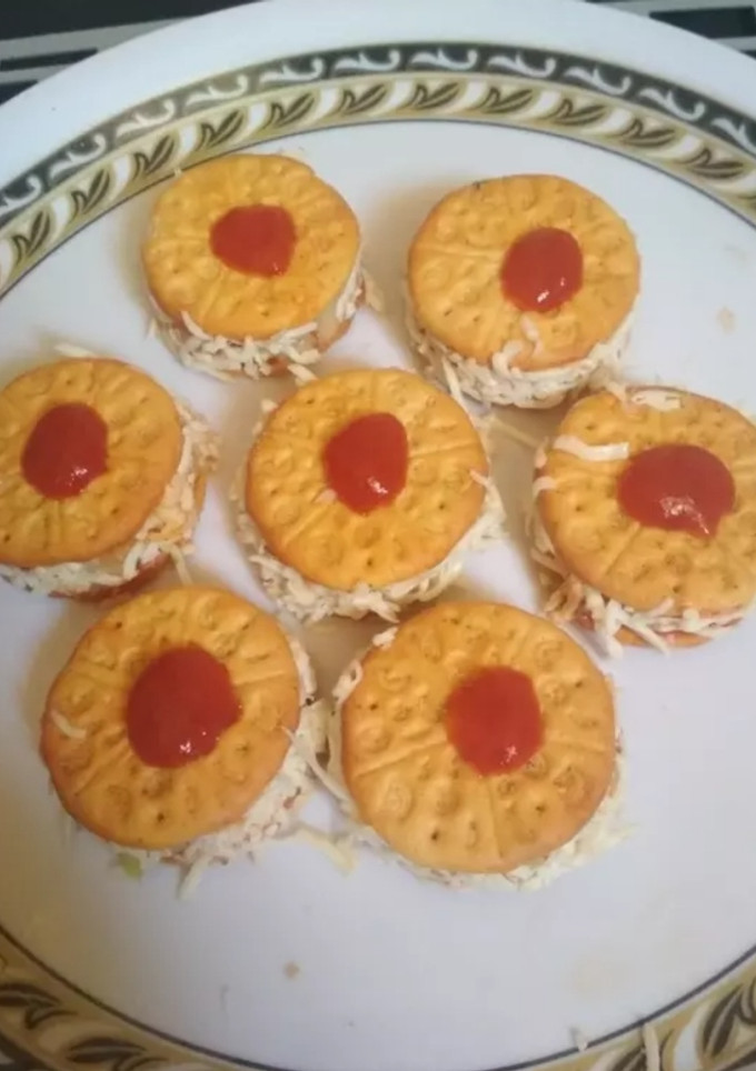 सेन्डविच चीज़ी पिज़्ज़ा बिस्कुट बाइट (Sandwich Cheesy Pizza Biscuit Bite Recipe in Hindi) रेसिपी मुख्य फोटो
