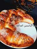 خبزة محشية بالجبن على شكل هلال