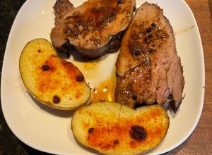 Una foto de Bondiola de cerdo estilo oriental macerada 72 hs Al horno con papas