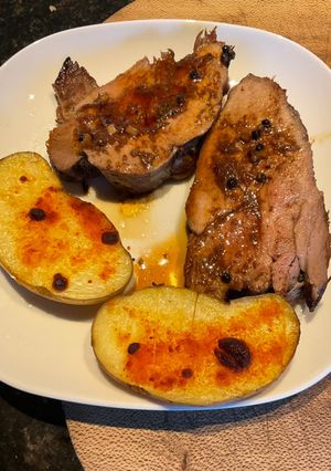 Una foto de Bondiola de cerdo estilo oriental macerada 72 hs Al horno con papas