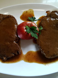 Una foto de Bistec de ternera en salsa de manzana