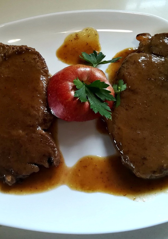 Una foto de Bistec de ternera en salsa de manzana