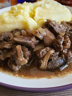 Una foto de Higaditos de pollo encebollados