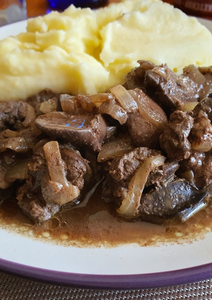 Una foto de Higaditos de pollo encebollados