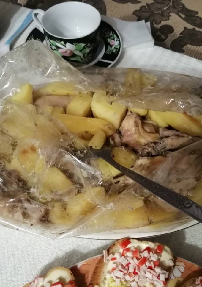Картопля з куркою в рукаві