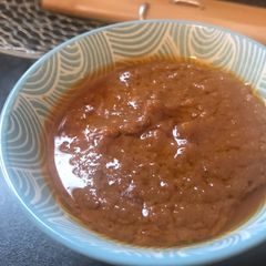 A picture of Peanut sauce (Satay, shumay).