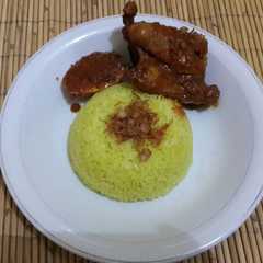รูปของ Nasi kuning masak habang ayam telur praktis (masak magic com)