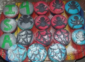 Una foto de Muffins de vainilla "Hombre Araña"