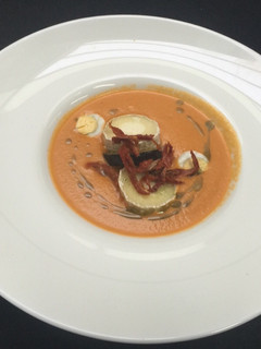 Una foto de Sopa de tomate templada con queso, berenjena y albahaca
