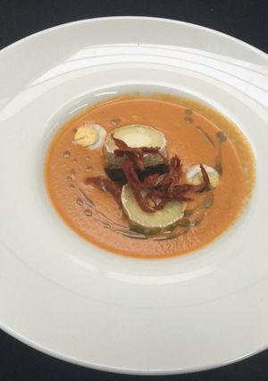 Foto principal de Sopa de tomate templada con queso, berenjena y albahaca