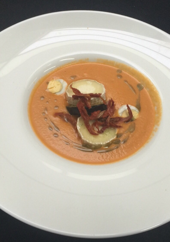 Una foto de Sopa de tomate templada con queso, berenjena y albahaca
