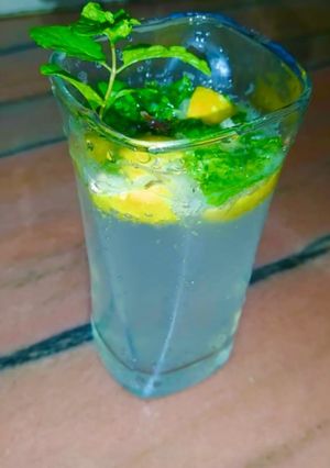 A picture of Lemon mint mojito.