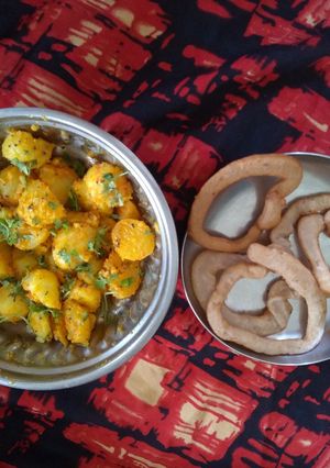 પિરો નેપાલી આલુ દમ & સેલ રોટી(dum aalu and sell roti recipe in gujarati) રેસીપી મુખ્ય ફોટો