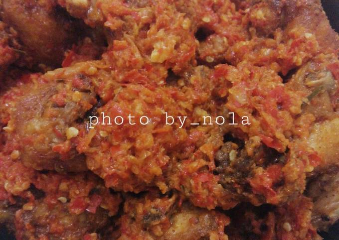 Resep Ayam goreng balado wangi khas padang oleh nola - Cookpad