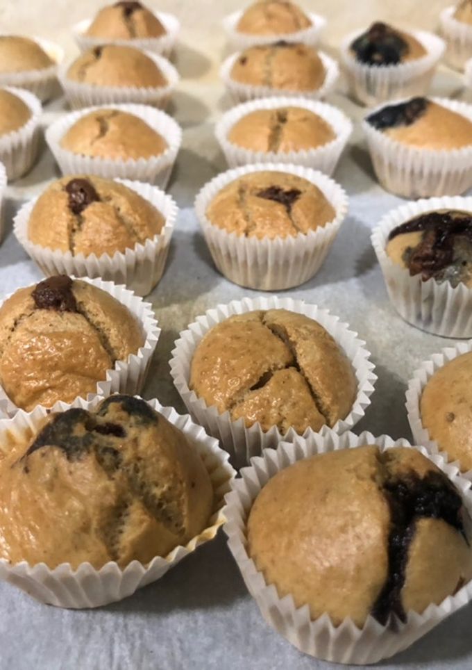 Una foto de Magdalenas con chocolate y arándanos sin azúcar