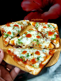 चीजी ब्रेड पिज़्ज़ा (Cheesy bread pizza recipe in hindi) रेसिपी मुख्य फोटो