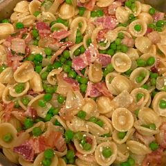 A picture of Creamy Pasta With Bacon and Peas.