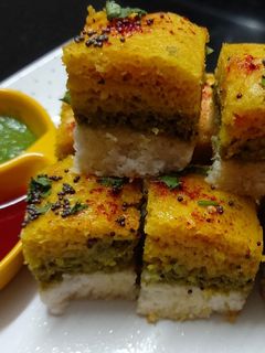 ત્રિરંગી ફ્યુઝન સેન્ડવીચ ઢોકળા(tirangi fusion sandwich dhokla in રેસીપી મુખ્ય ફોટો