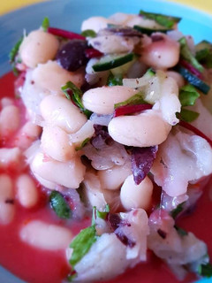 Una foto de Empedrat de bacalao con gazpacho de fresas