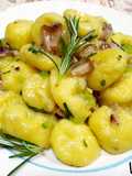 Gnocchi cu pancetta și ceapă