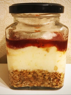 Una foto de Cheesecake de avena y coco saludable en frasco. Receta Original de Geri. Postre light