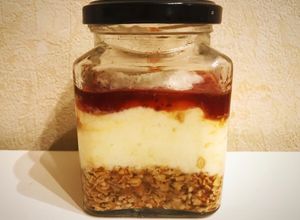 Una foto de Cheesecake de avena y coco saludable en frasco. Receta Original de Geri. Postre light