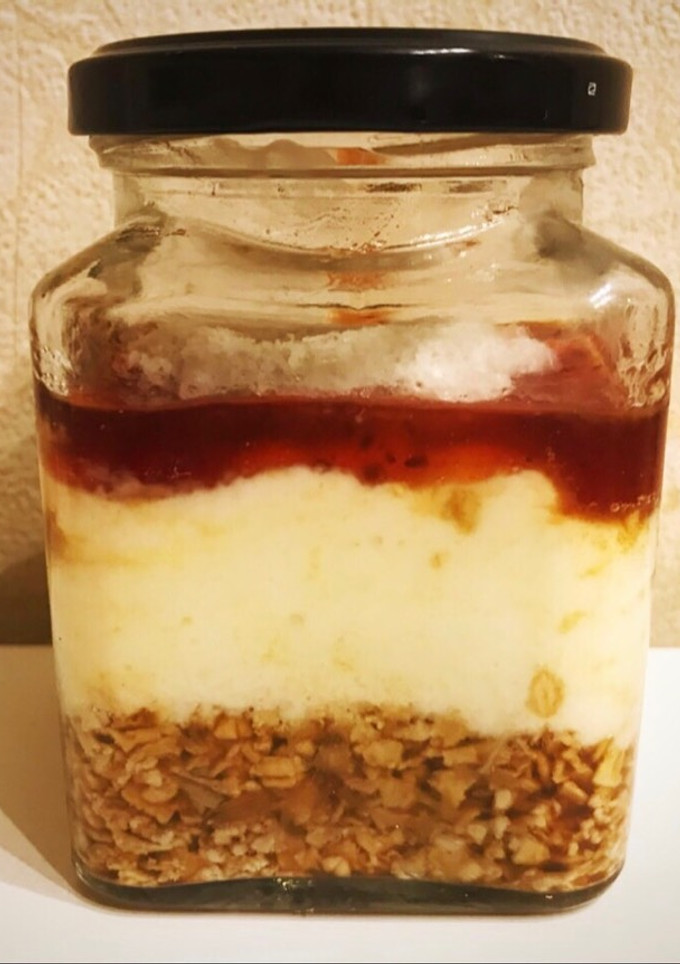 Una foto de Cheesecake de avena y coco saludable en frasco. Receta Original de Geri. Postre light