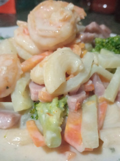 Una foto de Coditos en salsa cremosa con camarones