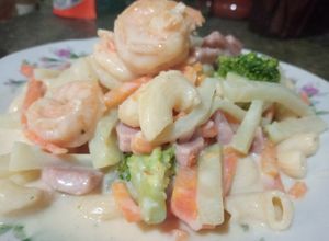 Una foto de Coditos en salsa cremosa con camarones