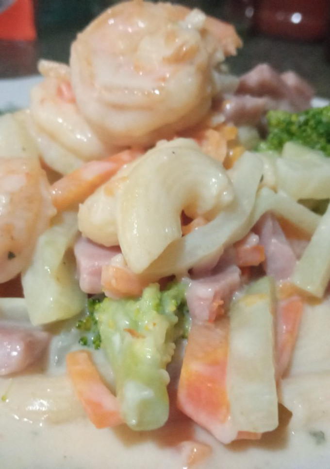 Una foto de Coditos en salsa cremosa con camarones