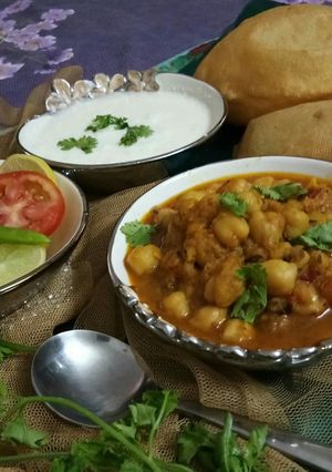 छोला और भटूरा पूरी (Chola aur bhatura puri recipe in hindi) रेसिपी मुख्य फोटो