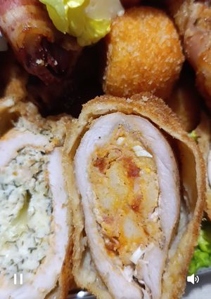 Sajtkrémes, sonkás, Roquefort sajtos rántott karaj recept fotója