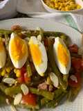 Insalata di fagiolini tonno pomodorini, olive nere, mais e uova sode