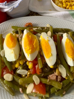 Foto di Insalata di fagiolini tonno pomodorini, olive nere, mais e uova sode