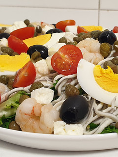 Una foto de Ensalada templada de gulas y gambas