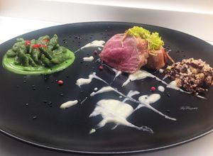 Foto di Filetto di maiale con crema di finocchio e Spätzle di spinaci con crema di broccoletto,