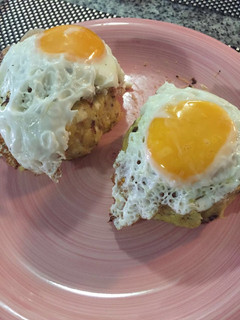 Una foto de Bolones de plátano verde y maduro, queso y chicharrón