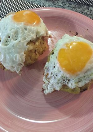 Una foto de Bolones de plátano verde y maduro, queso y chicharrón