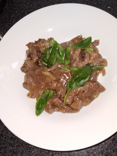 Una foto de Carne con laurel y albahaca