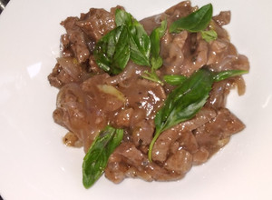 Una foto de Carne con laurel y albahaca