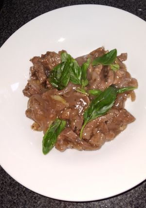 Una foto de Carne con laurel y albahaca