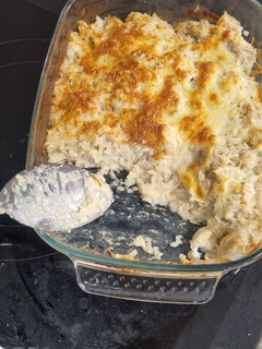 Una foto de Gratinado de Pollo en salsa Champiñones con cama de arroz