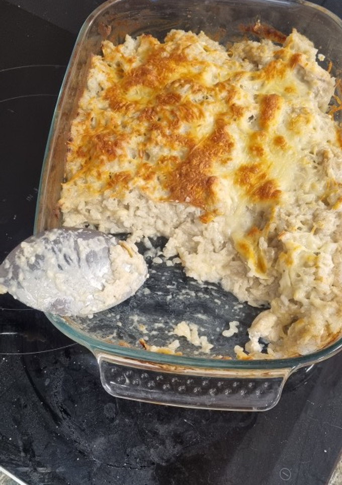 Una foto de Gratinado de Pollo en salsa Champiñones con cama de arroz