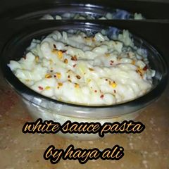 A picture of White sauce pasta.