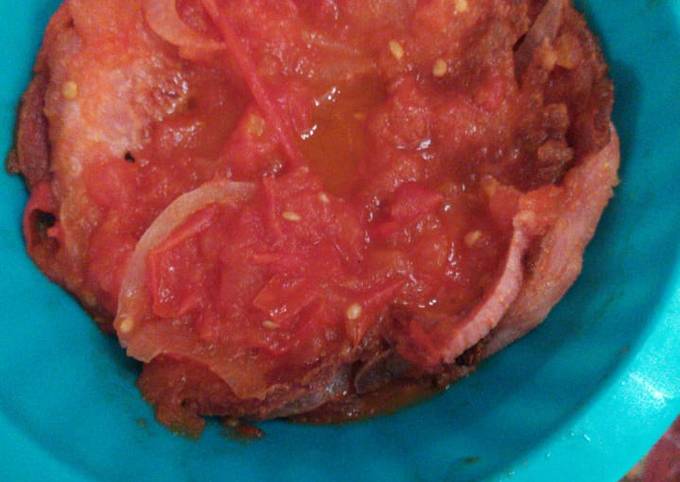 Chuletas ahumadas en salsa de tomate Receta de Wendy Gómez- Cookpad