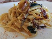 Una foto di linguine con pasta di acciughe