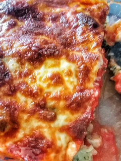 Una foto de Ñoquis de Espinaca gratinados con tomate🍅 albahaca🌿y queso 🧀